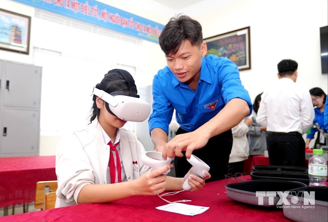 Học sinh trên địa bàn xã biên giới Hướng Phùng (Quảng Trị) được tiếp cận, trải nghiệm STEM/STEAM, Robotics, các kỹ năng số, AI... theo cách gần gũi, trực quan. (Ảnh: Võ Dung/TTXVN)